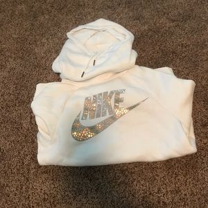 White nike sweatshirt